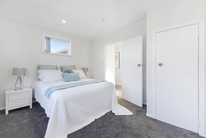 Stunningly Renovated, Road-Front Standalone Home!64680891399169112