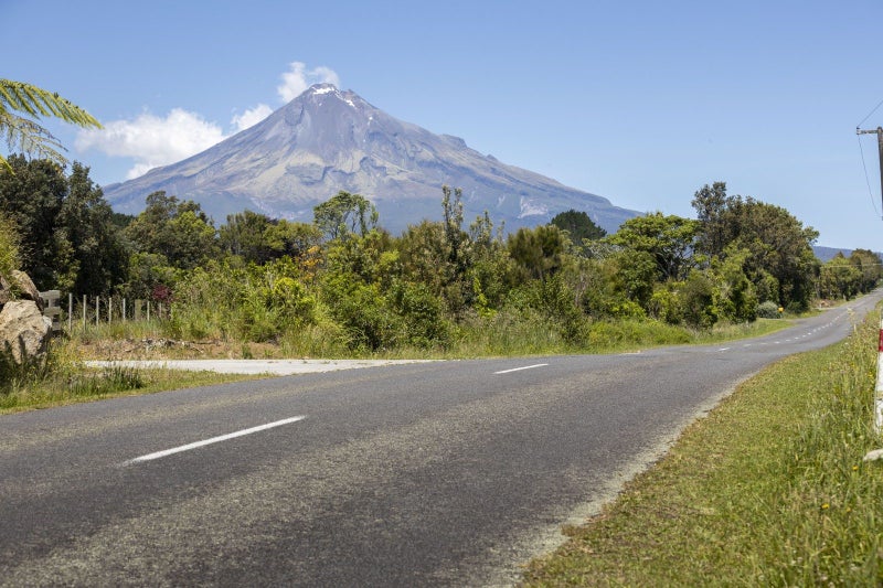 PERFECTLY POSITIONED BETWEEN MOUNTAIN & SEA64670989718401112