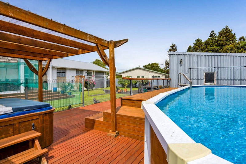 Live, Relax, Entertain!64671370176385112