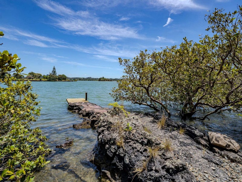 ABSOLUTE WATERFRONT64671573958018114