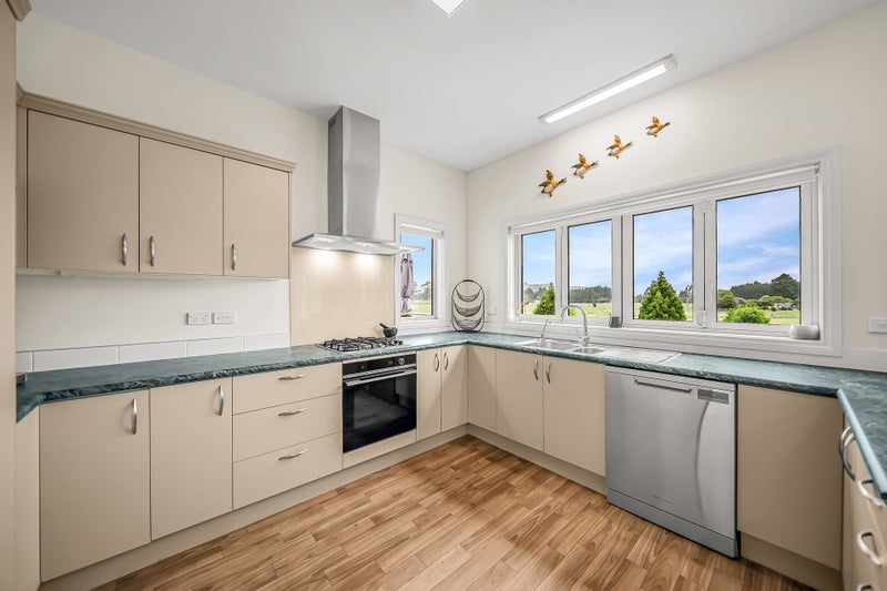 Manapouri Views with Garaging Galore64672799354753112