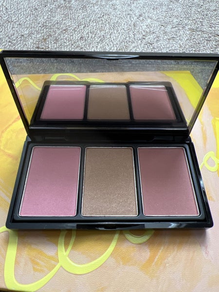 Elizabeth Arden Blush/Highlighter Carousel 1