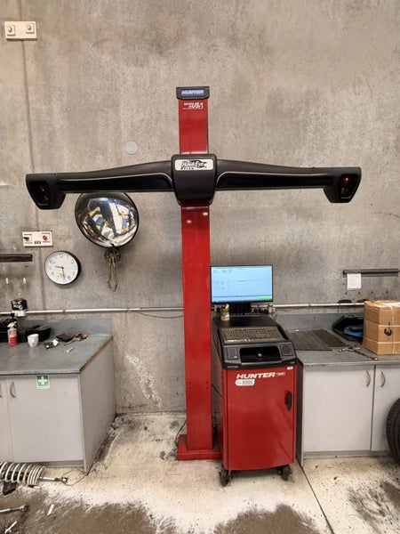 Wheel Alignment Machine and Hoist 4,500kg Carousel 2