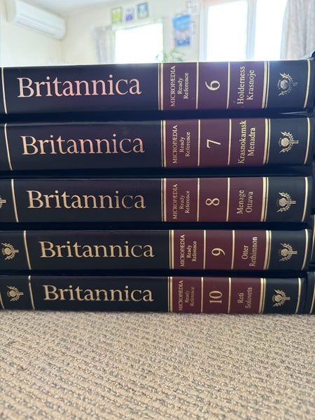 Britannica Encyclopaedia Set Carousel 2