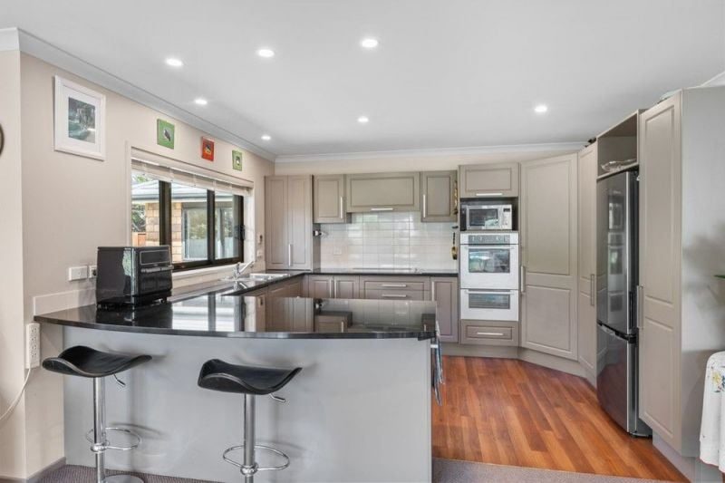 Waikanae Beach, 4 bedrooms64681482595331112