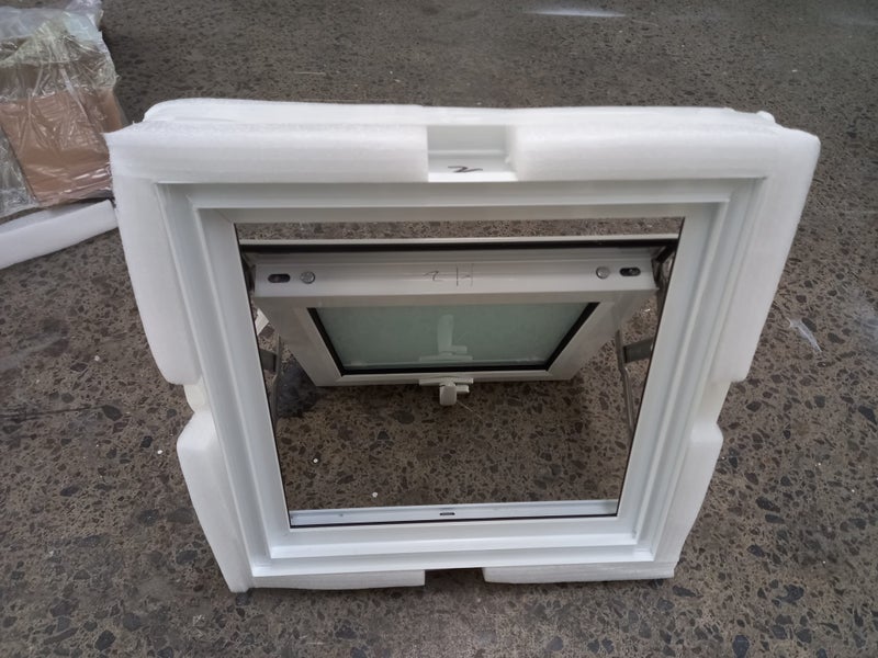 NEW WHITE ALUMINIUM DOUBLE GLAZED WINDOW: 400H X 400W Carousel 3