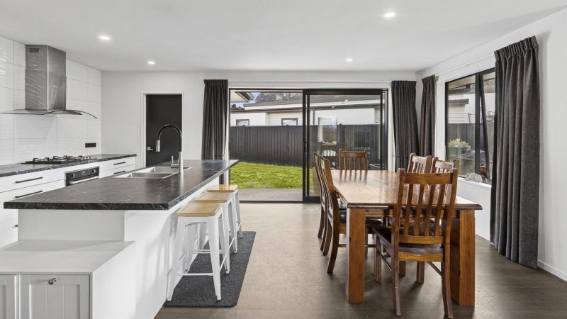 Christmas cracker - immediate possession available64682673029251113