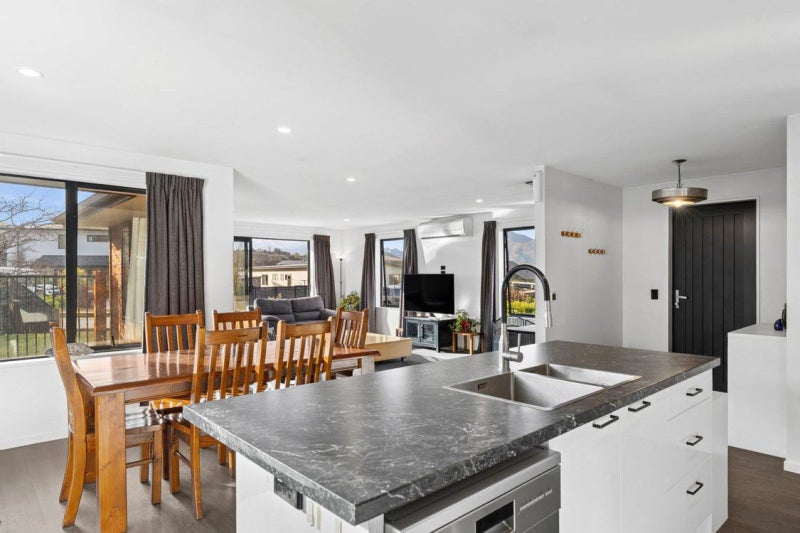 Christmas cracker - immediate possession available64682673029251114