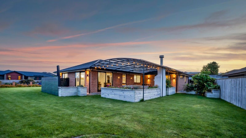 Modern 2020 build - Year-round entertaining haven64683777828867111