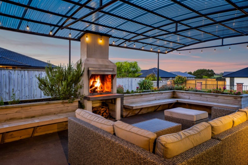 Modern 2020 build - Year-round entertaining haven64683777828867112