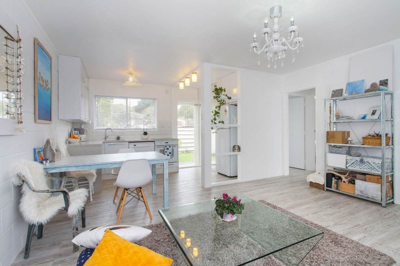 Birkdale, 2 bedrooms64684280024065111