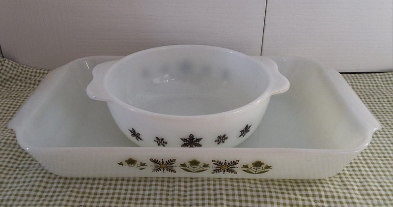 LGE VINTAGE PYREX LASAGNE DISH MADE IN USA + ENGLISH PYREX SNOWFLAKE BOWL Carousel 1