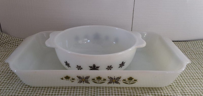 LGE VINTAGE PYREX LASAGNE DISH MADE IN USA + ENGLISH PYREX SNOWFLAKE BOWL Carousel 13