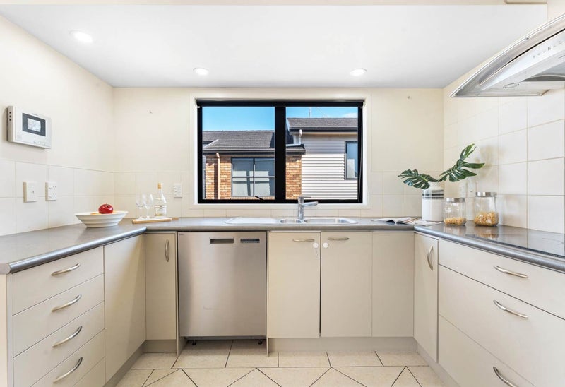 Te Atatu South, 4 bedrooms64684421610882114