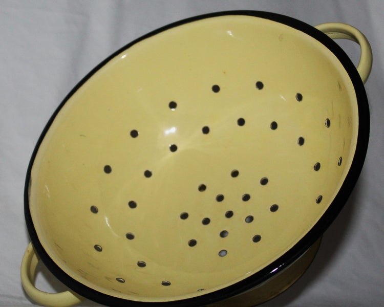 <<< YELLOW ENAMEL COLANDER >>> Carousel 2