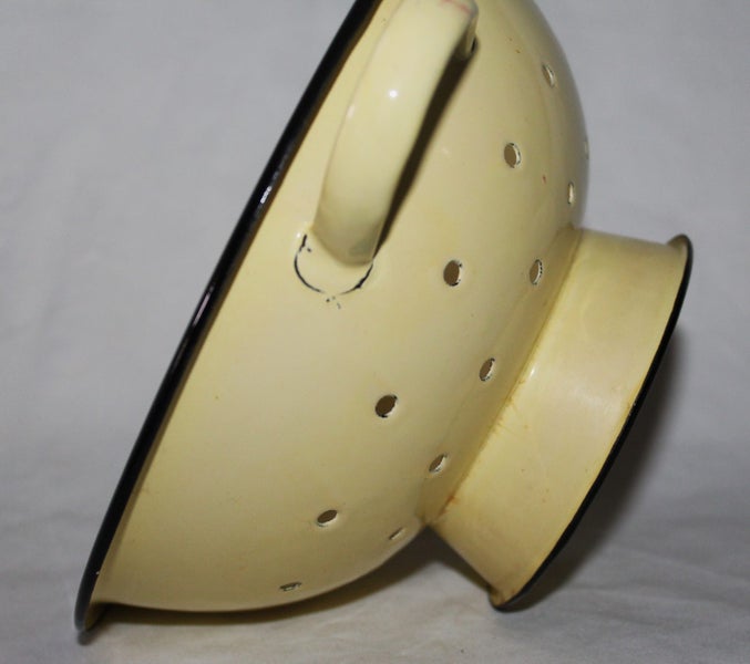 <<< YELLOW ENAMEL COLANDER >>> Carousel 1