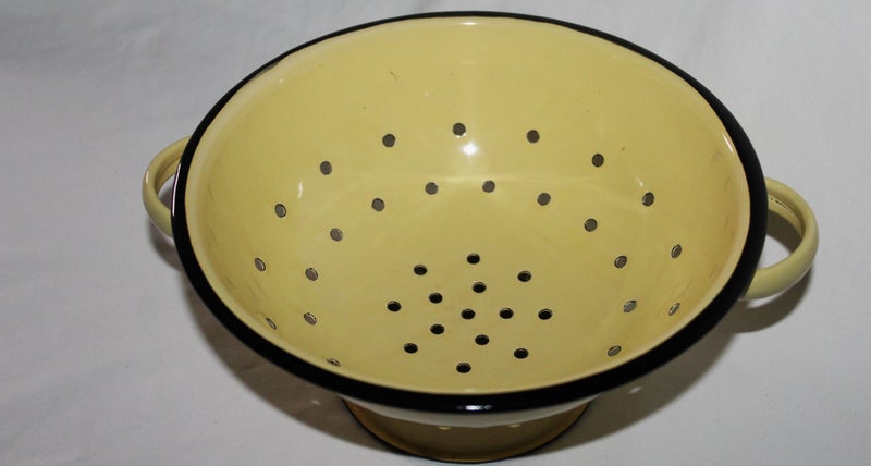 <<< YELLOW ENAMEL COLANDER >>> Carousel 12
