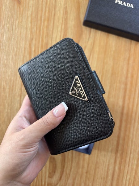 Prada Saffiano Triangle Bi-Fold Wallet - Nero64686187698818112