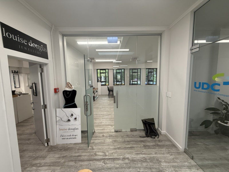 Fresh, light and central office64692299751170111