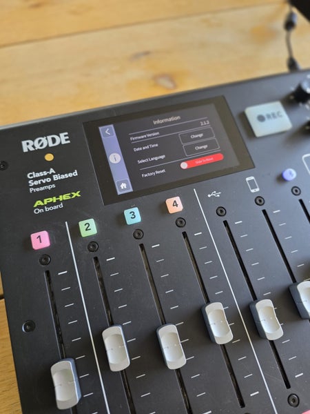 RØDECaster Pro (Original) - Integrated Podcast Studio - Complete64692474666114111