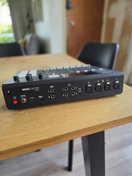 RØDECaster Pro (Original) - Integrated Podcast Studio - Complete64692474666114112