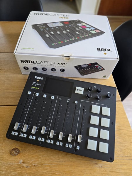 RØDECaster Pro (Original) - Integrated Podcast Studio - Complete64692474666114113