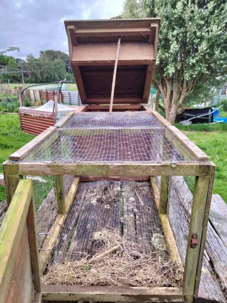 Rabbit/Guinea Pig Hutch. Carousel 1