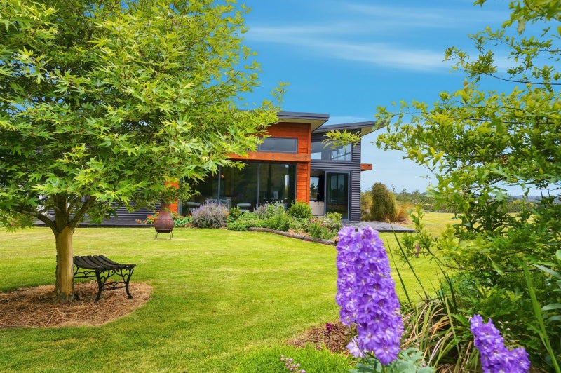 Executive home, premium lifestyle and superb views64693487043587111