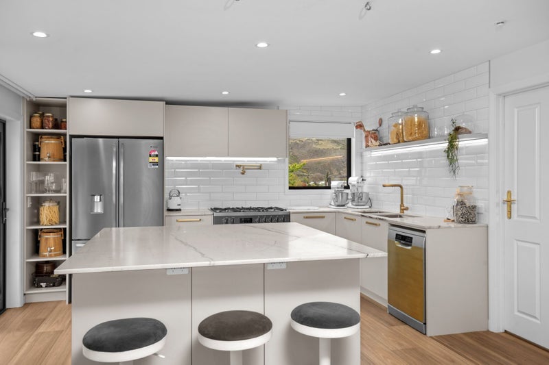 Cromwell, Studio64693892100353111