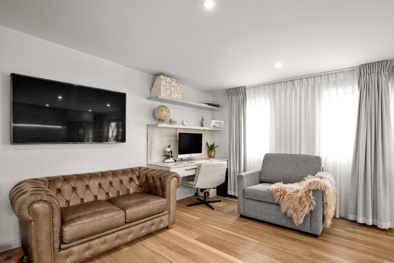 Cromwell, Studio64693892100353113