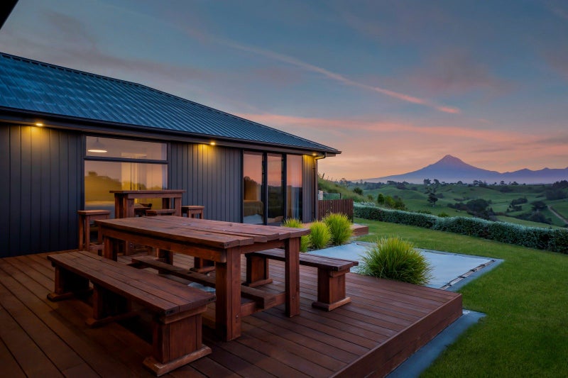 Breathtaking views, comfort, style & new shed64694381718402113