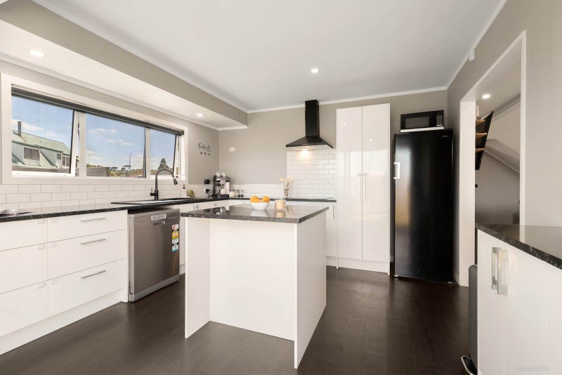 Fabulous First Home - Prime Location!64694381736578114