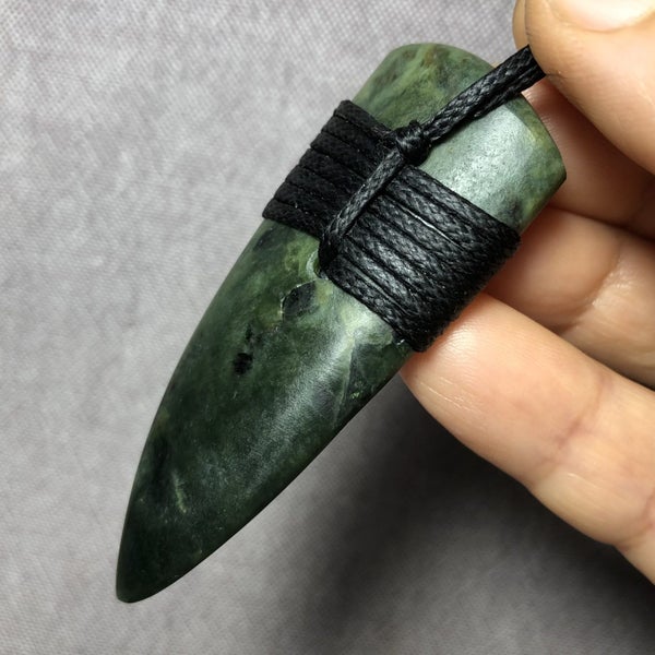 2 DAY AUCTION!: 6.4cm NZ Greenstone Shark Tooth Pendant, $1 Reserve Carousel 7