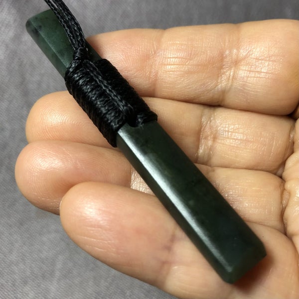 2 DAY AUCTION!: 7cm NZ Greenstone Toki Pendant, $1 Reserve Carousel 6
