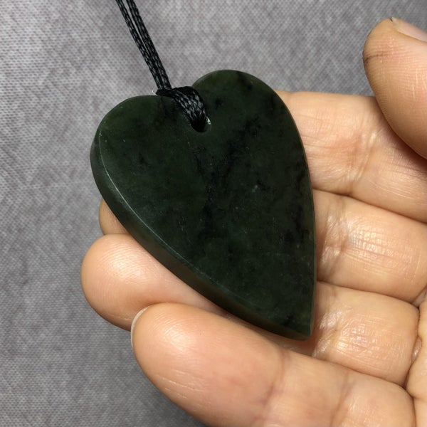 2 DAY AUCTION!: 4.7cm NZ Greenstone Heart Pendant, $1 Reserve Carousel 7