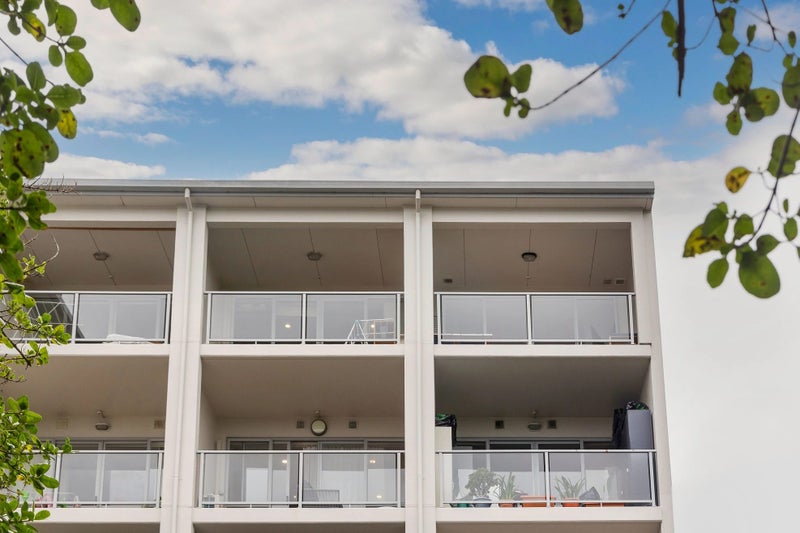 Top Floor with 2 Side by Side Garaging64702796162178110