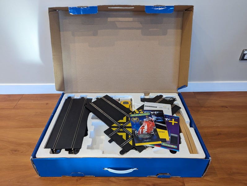 Scalextric Box Set - Ferrari GT Pursuit Carousel 2