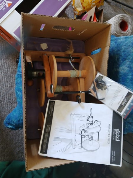 Kiwi Super Flyer, 3 bobbins and bobbins stand64704802966657110