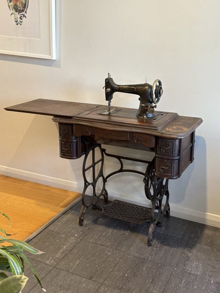 Antique Davis “New Daytonia” Treadle Sewing Machine – Good Condition Carousel 1