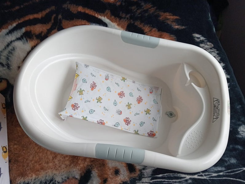 Roger Armstrong Oasis baby bath with support Carousel 2