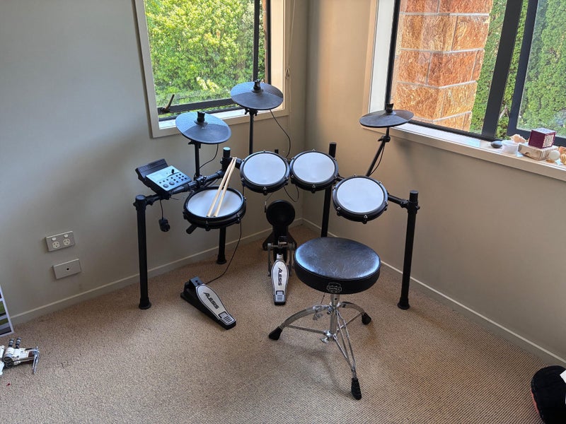 Electric Mesh Drum Kit (Alesis Nitro Max)64824519630977110