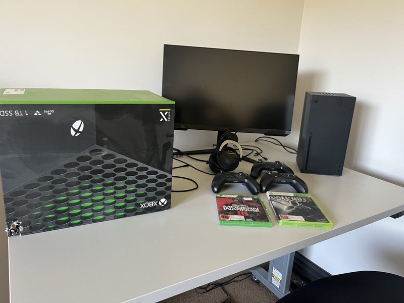 Xbox X - screen & accessories64715278104323110