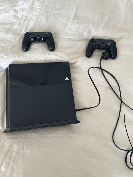 PlayStation 4 + 2 controllers Carousel 1