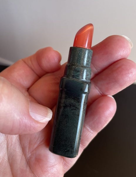 Lipstick sculpture carved in jade and fibre optic Carousel 1