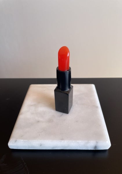 Lipstick sculpture carved in black jade and fibre optic Carousel 2