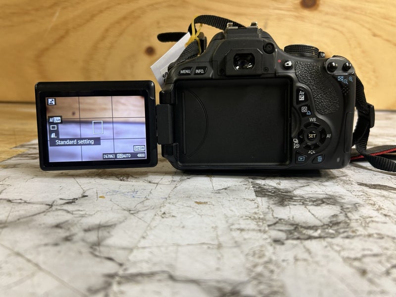 Canon EOS 600D 18-55mm camera Carousel 1