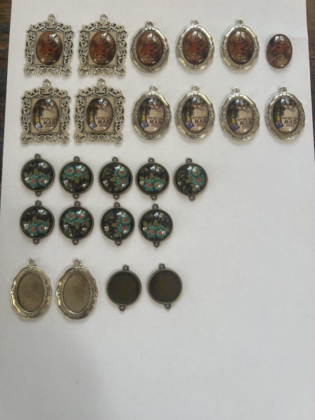 Alice in wonderland + forget me not Pendants Carousel 1