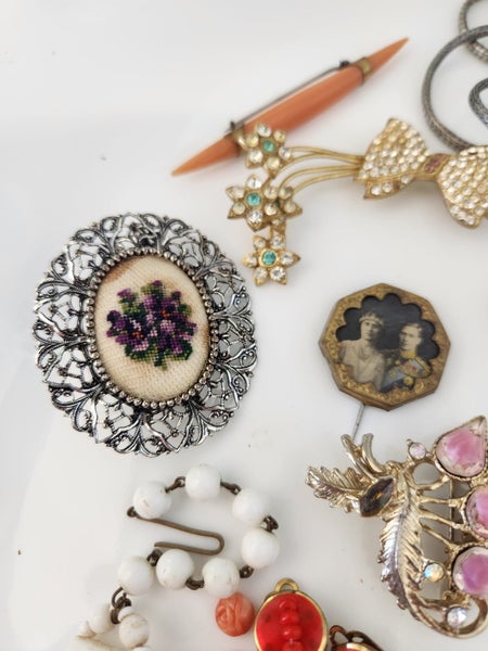 Vintage jewellery bulklot (J) Carousel 2