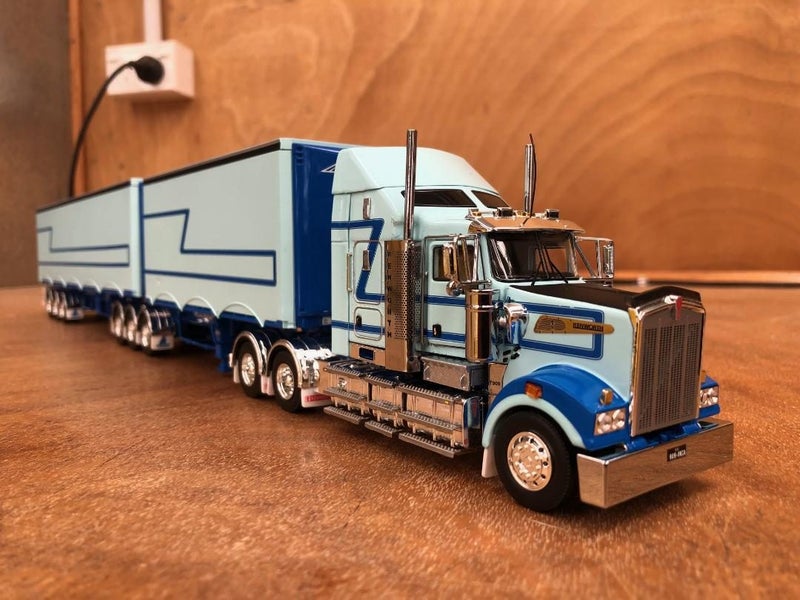 Drake Collectables Kenworth T909 with 6 axle B train Carousel 1