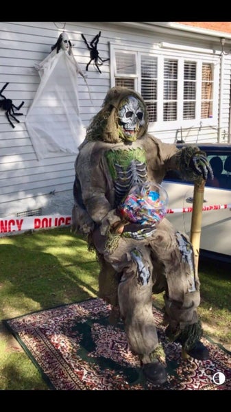 Defy Gravity - Buskers amazing floating levitating man illusion64729171181571110